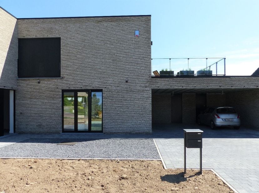 Rustig gelegen recent appartement met 2 slaapkamers, terras, tuin en carport in Sint-Lambrechts-Herk. Voor meer informatie ga naar: https://www.era.be