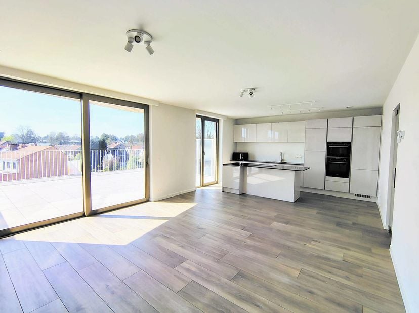 WEZEMBEEK-OPPEM, op een boogscheut van TRAM 39, BUS 76 en metrostation Stockel! Prachtige nieuwe PENTHOUSE van ± 100 m² (2CH/1SDD) met terras en panor