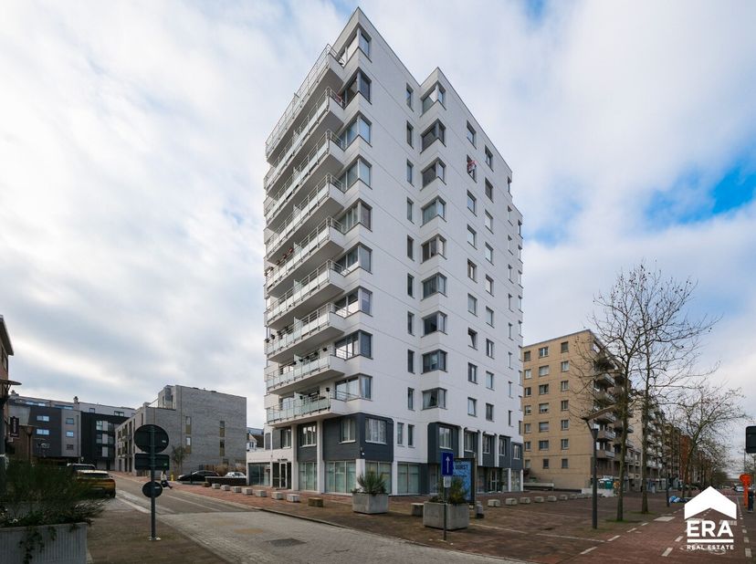 Dit comfortabel 2-slaapkamerappartement is heel centraal gelegen aan De Eindgracht in Genk. Op wandelafstand van winkels, horeca, scholen, openbaar ve