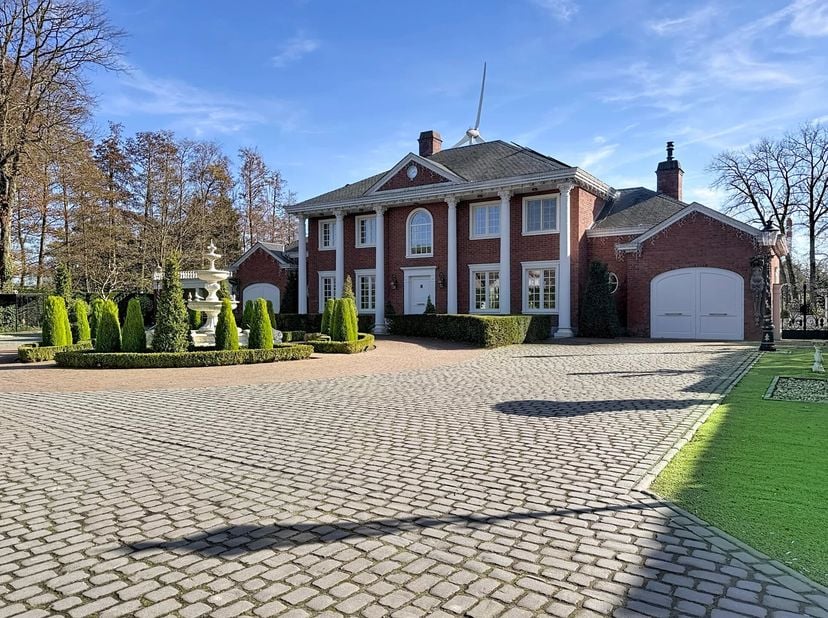 Deze villa is gelegen in een doodlopende rustige straat te Mol-Gompel naast het kanaal.<br />
De totale perceelsoppervlakte is meer dan 1,5 hectare wa
