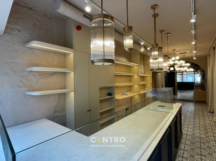 INDELING:<br />
Gelijkvloers&amp;nbsp;(± 105m²): inkom met winkelruimten (± 87,50m²)&amp;nbsp;en koer (17,50m²)<br />
Eerste verdieping&amp;nbsp;(± 60m²): bijkome