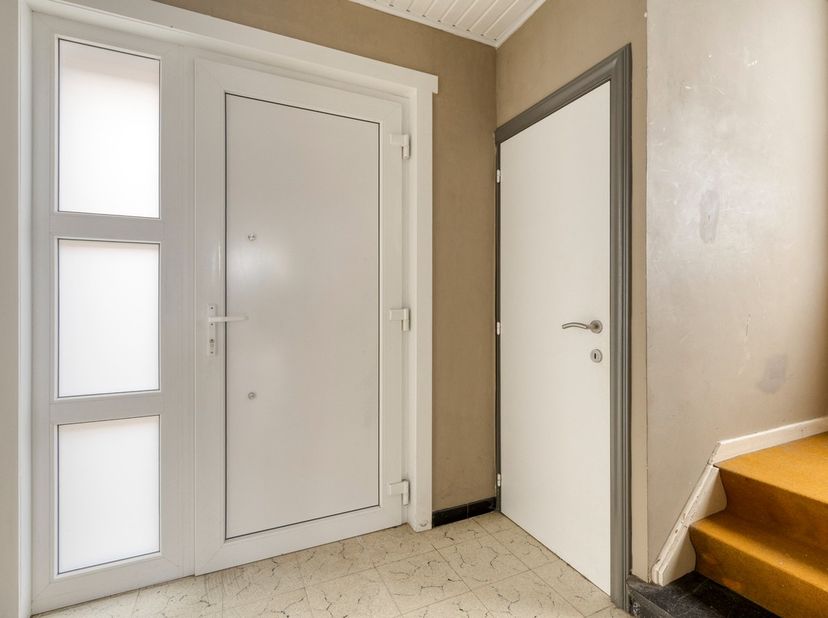 In de Hugo Verrieststraat, pal in het centrum van Ichtegem, bevindt zich deze gesloten gezinswoning met drie slaapkamers en een inpandige garage. De w