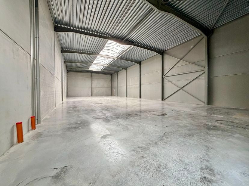 Nieuwbouwloods te koop in hartje Eeklo – Strategische locatie voor ondernemers en investeerders!<br />
<br />
De loods is gelegen in een recent ontwik