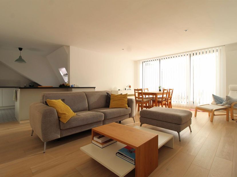 WOLUWE SAINT PIERRE, vlakbij het winkelcentrum van Woluwe. Prachtig gemeubileerd PENTHOUSE (3 slaapkamers/2 badkamers) van 125 m² met terras en parkee