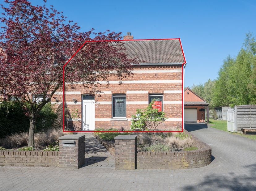 HALFOPEN WONING  - <br />
<br />
Rustig gelegen woning met grote tuin in een rustige groene omgeving.