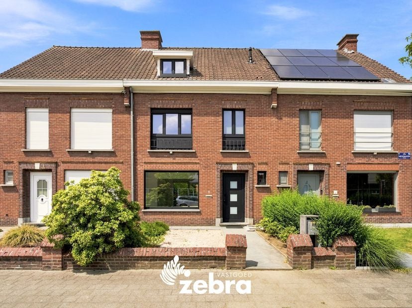 Deze instapklare woning bevindt zich op een rustige ligging (De Bosmolens) te Izegem. De woning geniet van een uitstekende bereikbaarheid en ligt op w