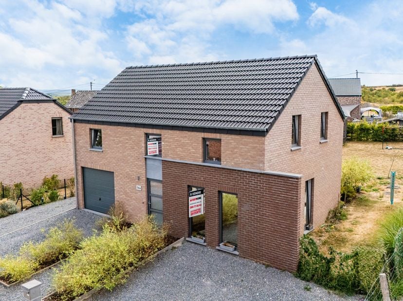 EasyHome stelt u met plezier deze prachtige vrijstaande viergevelwoning voor, gebouwd in 2023 en perfect onderhouden, gelegen in Hour, in een rustige
