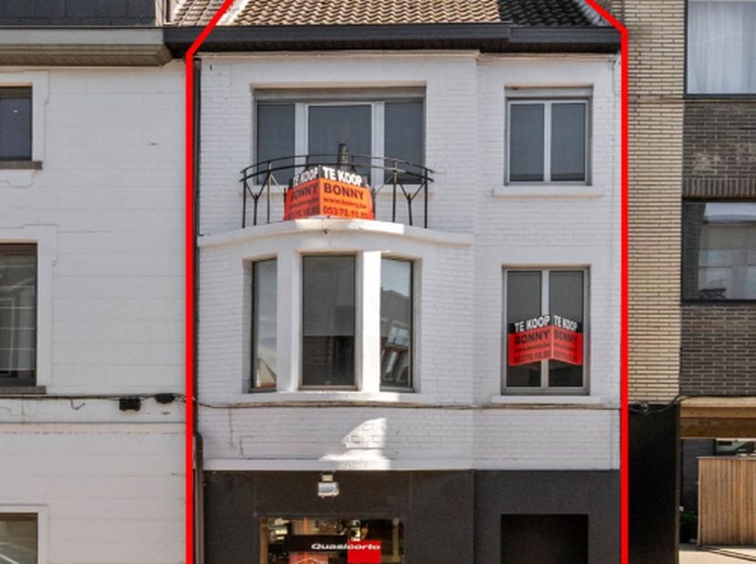 Tot in de puntjes verzorgde burgerwoning met commerciële mogelijkheden, gelegen in hartje centrum,<br />
bestaande uit handels-gelijkvloers&amp;nbsp; + tr