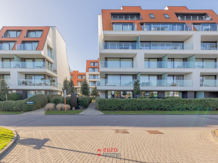 Modern en volledig gemeubeld appartement gelegen aan de Dienstweg Havengeul in Nieuwpoort in de recente residentie Jan Turpin. Dit stijlvolle appartem