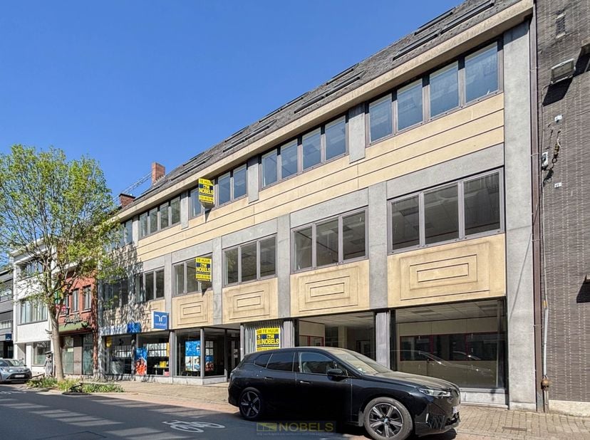 Découvrez cet immeuble commercial exceptionnel, STRATÉGIQUEMENT situé dans le CENTRE d'Audenarde – un emplacement de choix offrant une VISIBILITÉ MAXI