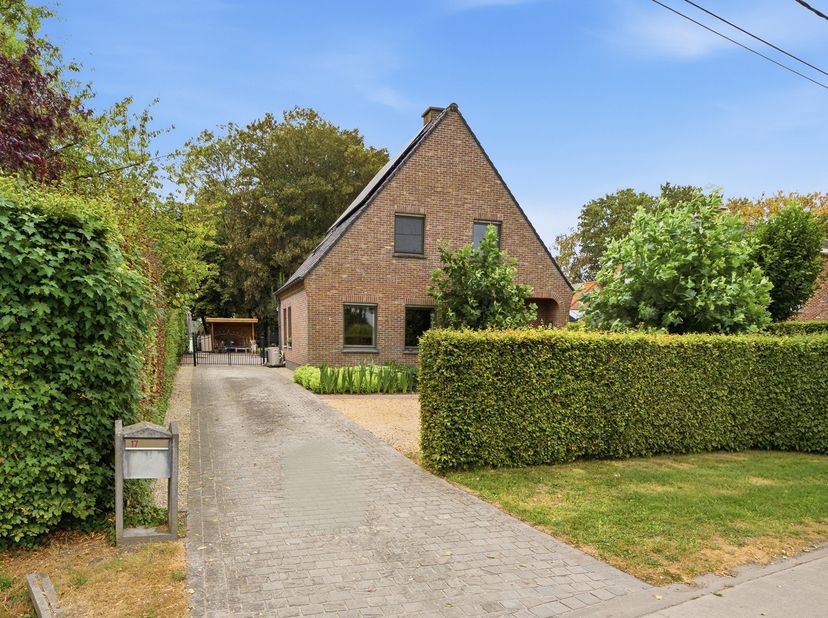 Nieuw te koop in Lievegem:<br />
<br />
Een ruime woning met tal van mogelijkheden, gelegen in een rustige en aangename omgeving in Waarschoot.<br />