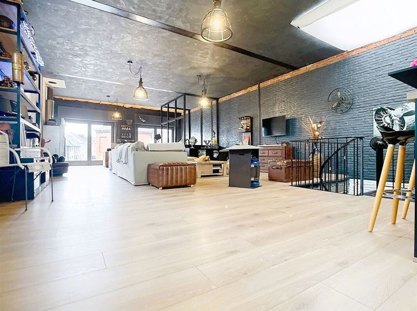 Rare opportunité à Mouscron : Habitation avec entrepôt<br />
Ce bien exceptionnel combine une habitation spacieuse de 200m² dans un style loft, ainsi