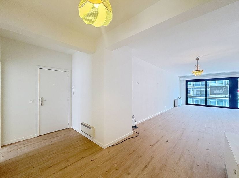 Ben je op zoek naar een gezellig en goed onderhouden appartement te huur in Oostende vlakbij de zee? Dit lichtrijk appartement op de 3e verdieping ( m