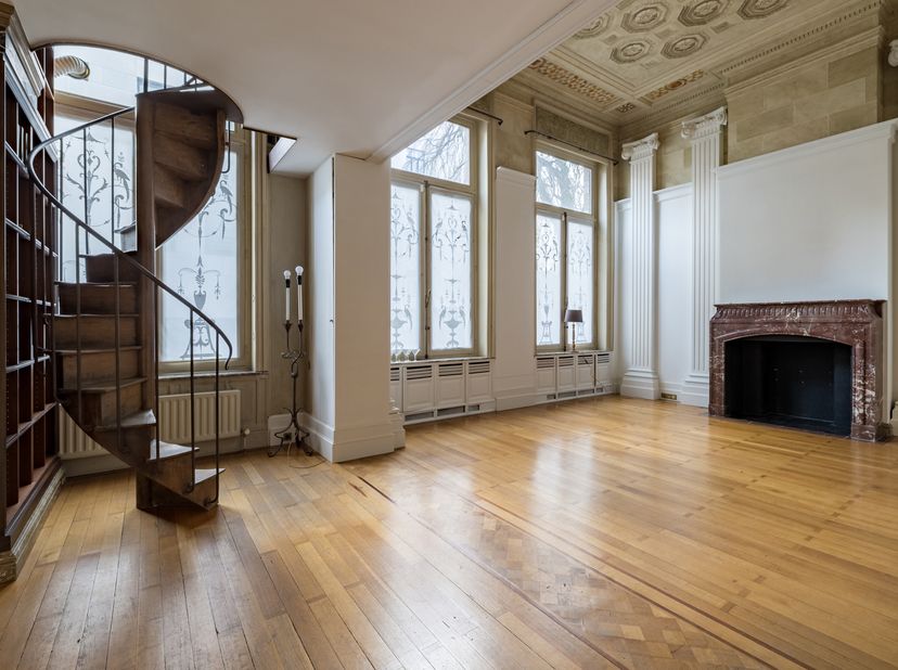 Vlakbij het Châtelainplein en de Louizalaan, spectaculaire duplex op de begane grond met een oppervlakte van ± 185 m², voorzien van een Engelse binnen