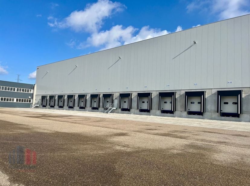 Bent u op zoek naar een ruime, moderne locatie voor uw bedrijf? Aan de Slingerweg 40 in Genk vindt u een hoogwaardige logistieke magazijnunit met geïn