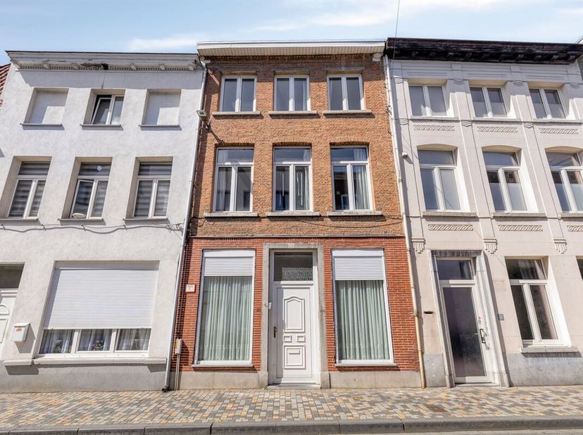 Gesloten bebouwing met 4 slaapkamers in Mechelen<br />
Deze gesloten bebouwing in Mechelen met achteruitweg biedt heel wat mogelijkheden en beschikt o