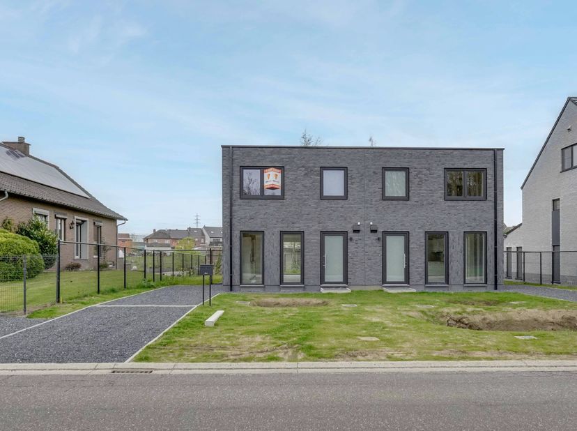 In een rustige buurt, nabij het centrum van Munsterbilzen, bevindt zich deze ruime en instapklare BEN-woning met een praktische indeling.<br />
De ope
