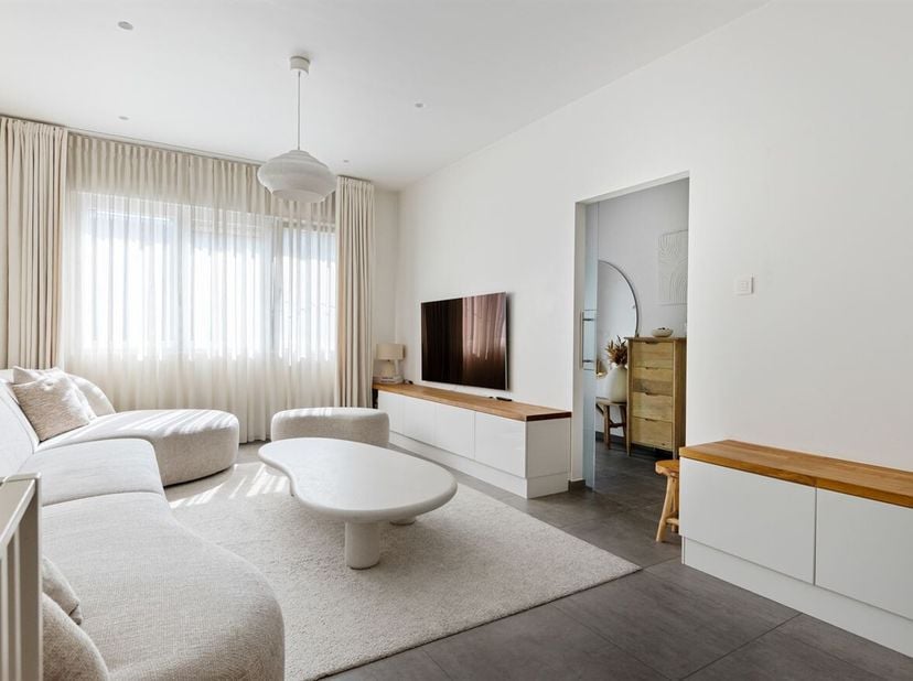 Prachtig gerenoveerd huis met 4 slpks. in Deurne-Zuid!<br />
Deze prachtige gerenoveerde woning (2014-2015) met maar liefst 248m² bewoonbare oppervlak