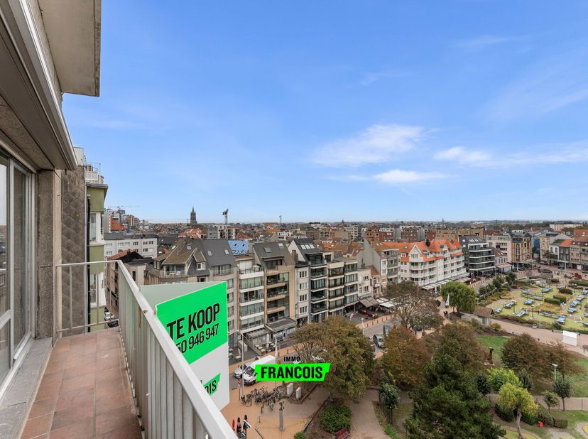 Op de Franchommelaan, een felbegeerde locatie in Blankenberge, treffen we dit ruim en uiterst lichtrijk appartement aan. Het appartement is gelegen op