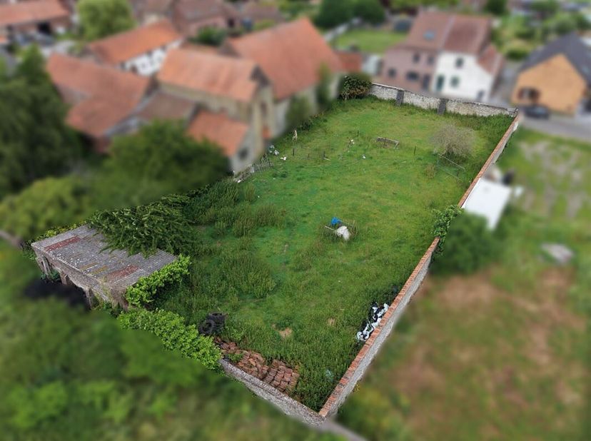 Land met een oppervlakte van 8 are 75 centiares gelegen in een landelijke woonwijk.<br />
Straatgevel: +/- 20 m.<br />
Lopend bod voor een prijs van €