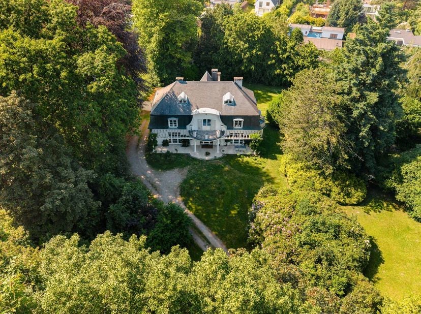 In de wijk van de Prins van Oranje, elegant pand gebouwd in 1955 met een bewoonbare oppervlakte van ± 480 m² (wegens EPC) op een ideaal georiënteerd p