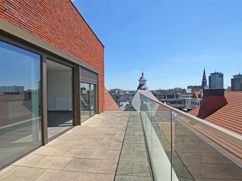 Het 'Ursulinenhof'': een prachtig gelegen woonproject in hartje Hasselt. Deze instapklare serviceflat, gelegen op de zesde verdieping, heeft een bewoo