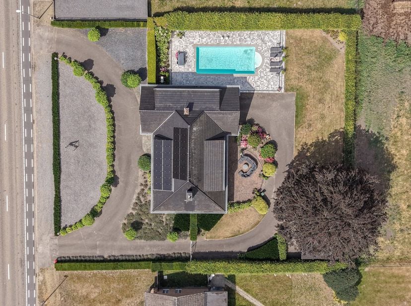 Verrassend ruime villa met 5 slaapkamers, praktijkruimte, zwembad en eindeloze mogelijkheden.<br />
<br />
Achter de gevel van deze verrassend ruime w