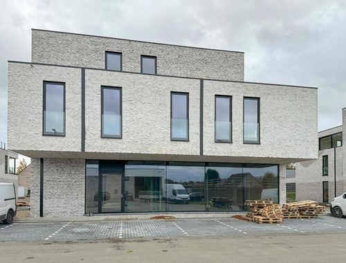                                         Rez-de-chaussée commercial à louer à Oostham, € 2.084

