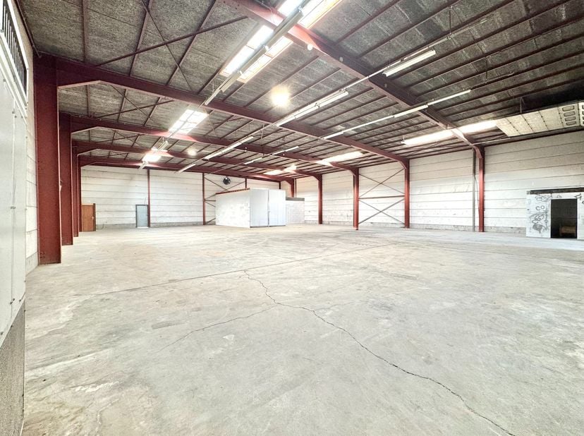 TE KOOP - GRENS WAREGEM/ ANZEGEM - Vichte, Knokstraat 31 A - MAGAZIJNEN-BEDRIJFSGEBOUWEN OP EN MET GROND | 3.941 M²<br />
Magazijnen/ Bedrijfsgebouwen