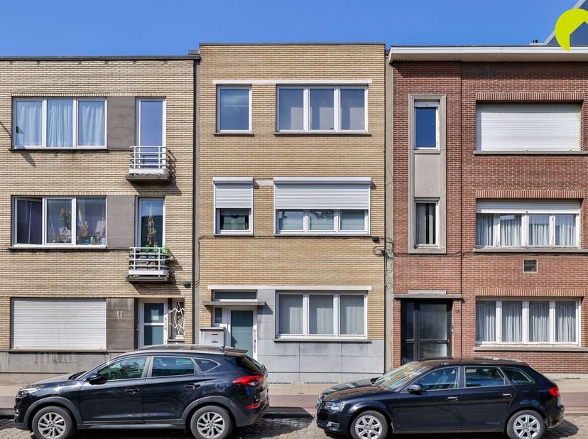 In de bruisende wijk tussen Kiel en Valaar vinden we dit toffe gelijkvloers appartement met 1 à 2 slaapkamers. <br />
Winkels en scholen bevinden zic