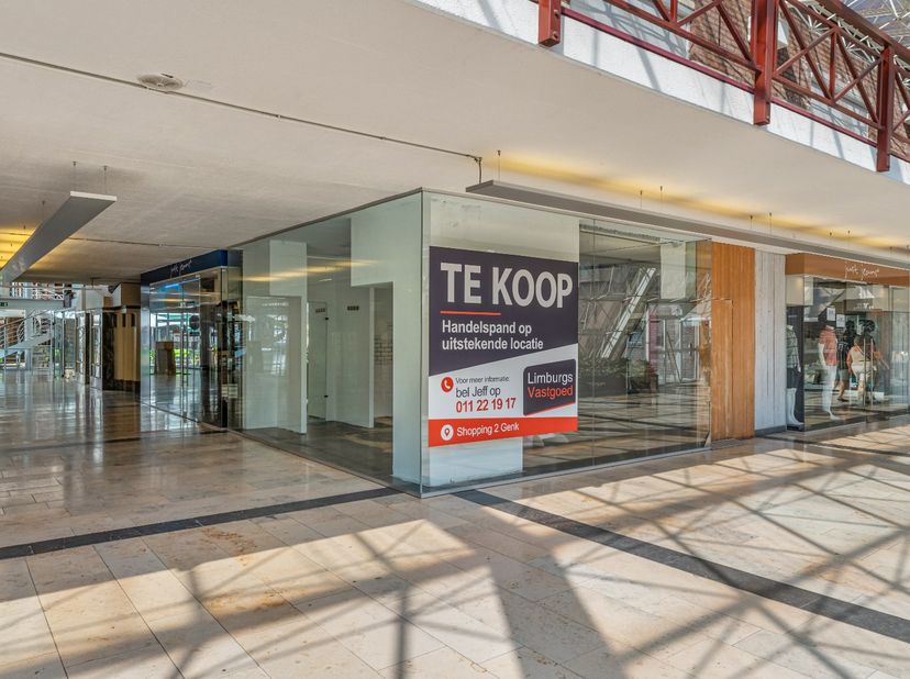 Ontdek dit interessante handelspand gelegen in Shopping 2 in het centrum van Genk. Met een oppervlakte van ca. 39m² is dit het ideale pand voor een st