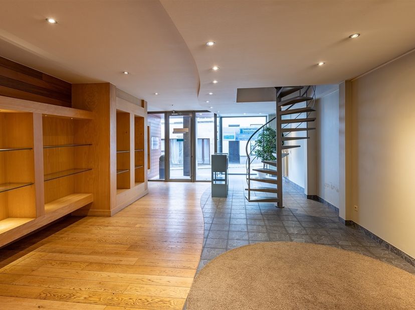 Deze handelswoonst is gelegen in het hart van Wetteren. De ligging van dit pand is zeer aantrekkelijk, met alle benodigde faciliteiten binnen handbere