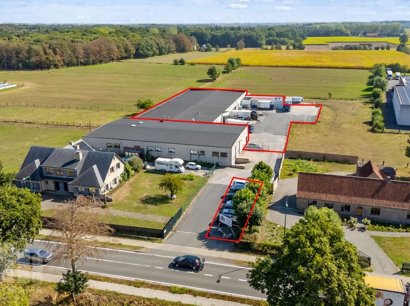 Fantastisch gelegen bedrijfsgebouw op een omheind terrein te huur, bestaande uit een magazijn met kantoorruimte. Vlakbij de E40 op- en afrit Aalter, o