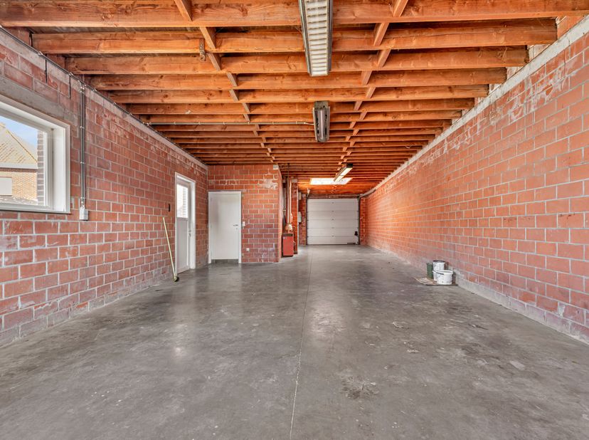 Deze tweewoonst / open bebouwing met ruime garage, bestaande uit twee entiteiten wordt u te koop aangebonden in de dorpskern van Boezinge.<br />
Het p