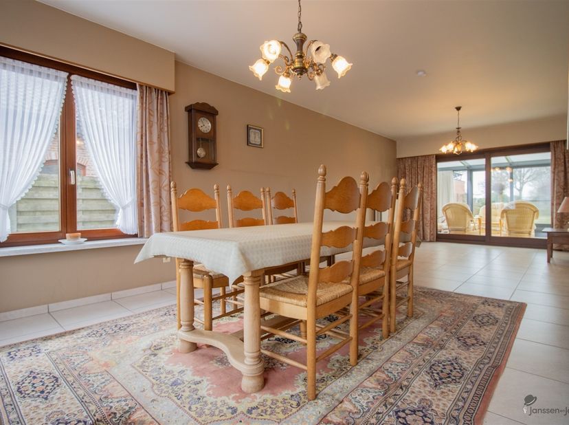Gelijkvloerse woning met 2 slaapkamers op 867 m². <br />
<br />
Inkomhal. <br />
Woonkamer van 36 m² op keramische tegel. <br />
Geïnstalleerd keu