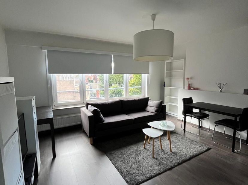 Mooi lichtrijk en instapklaar volledig gerenoveerd 1 slaapkamer appartement gelegen op toplocatie te Gent.<br />
Diverse troeven:<br />
<br />
Central