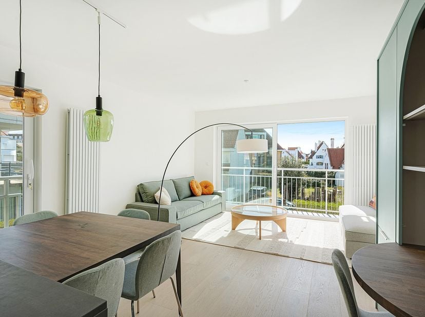 Volledig gerenoveerd appartement met open uitzicht op groen, op een toplocatie nabij het strand van Duinbergen. Indeling: inkomhal met gastentoilet. R
