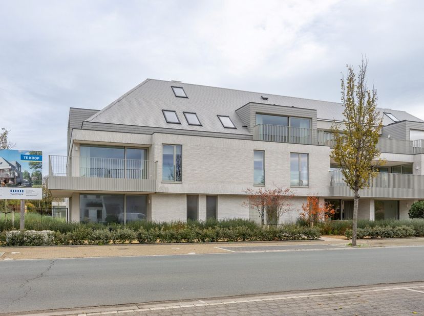 Dit luxueus afgewerkt appartement maakt deel uit van het nieuwbouwproject AQUILO in het klassevolle Sint-Idesbald.<br />
Het energiezuinige karakter w