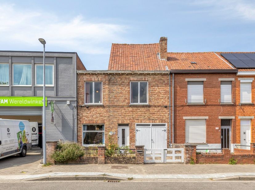 Te koop | Ruime gezinswoning met tal van mogelijkheden in Sint-Andries (Brugge)Op een vlot bereikbare ligging in Sint-Andries, deelgemeente van Brugge