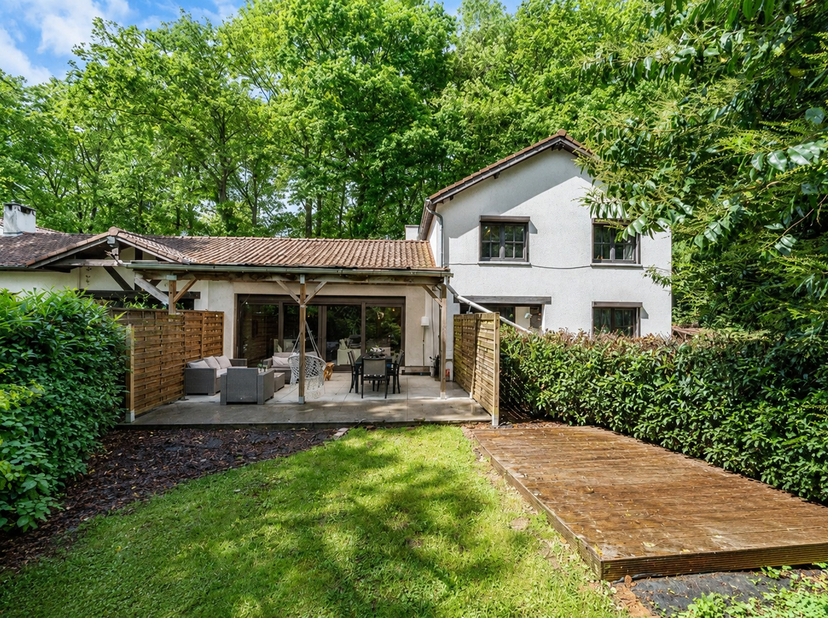 EasyHome presenteert u met veel plezier deze charmante hoekwoning, rustig gelegen en iets terug van de weg, in een groene en rustgevende omgeving in S
