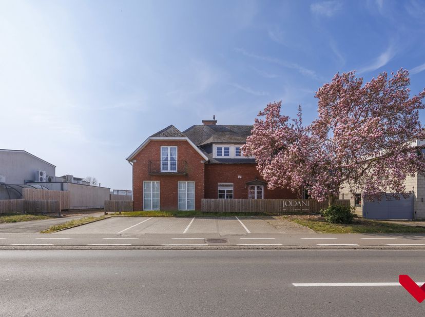 Commercieel gebouw met een royale bruikbare oppervlakte van meer dan 350 m², gelegen op een strategische toplocatie vlak bij de E40 en de invalsweg na