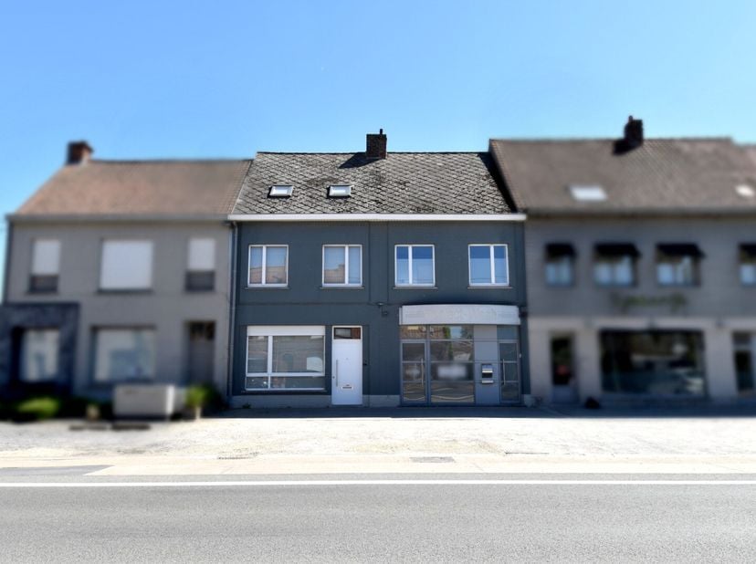 Deze veelzijdige eigendom geniet van een vlot bereikbare ligging te Beveren-Leie (Waregem) en beschikt over parkeergelegenheid vlak voor de deur. Deze
