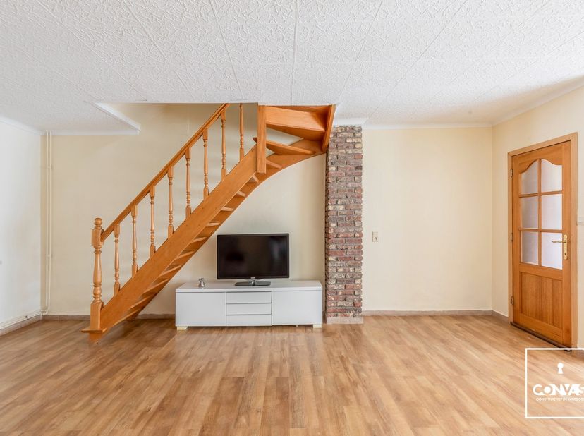 Deze op te frissen woning ligt in een rustige buurt, maar toch slechts op een steenworp van alles wat de stad te bieden heeft. Winkels en openbaar ver