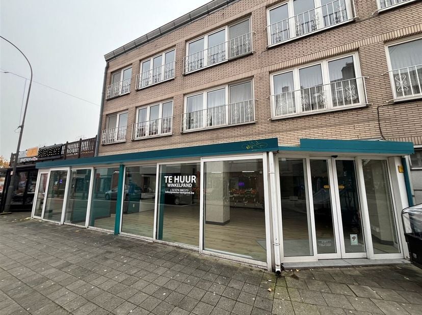 Ruime handelsgelijkvloers te huur in het hartje van Lommel.<br />
Ligging: <br />
Zeer gunstige locatie die geniet van veel passage in het centrum van