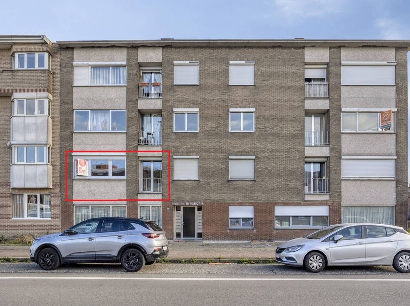 Appartement à vendre à Boom<br />
mise en page :<br />
- hall d'entrée avec placard intégré <br />
- toilettes séparées<br />
- salon très lumineux<br