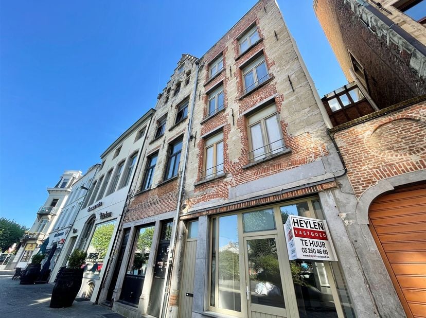 Local commercial au rez-de-chaussée, offrant un agencement polyvalent, à louer au cœur d'Anvers !<br />
<br />
Situation : Ce superbe local commerci