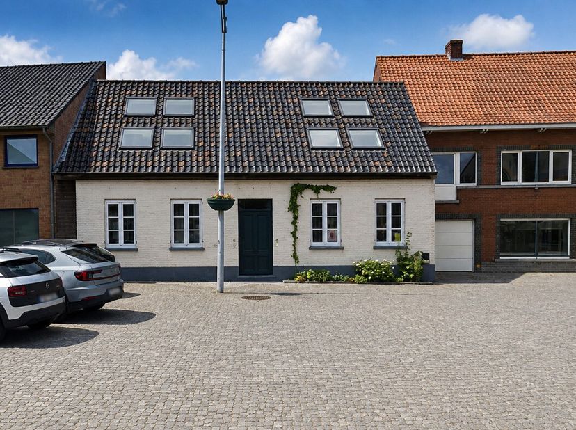 Gezellige gesloten woning in Vleteren, gelegen in een rustige en groene omgeving. Deze woning combineert een praktische indeling met comfortabele leef
