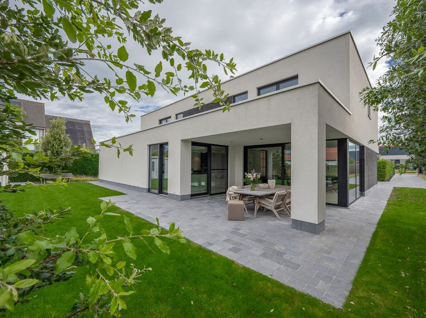 Recente&amp;nbsp;alleenstaande villa centraal gelegen vlakbij het centrum van Knokke. Indeling: ruime inkomhal met gastentoilet en vestiaire. Lichtrijke w