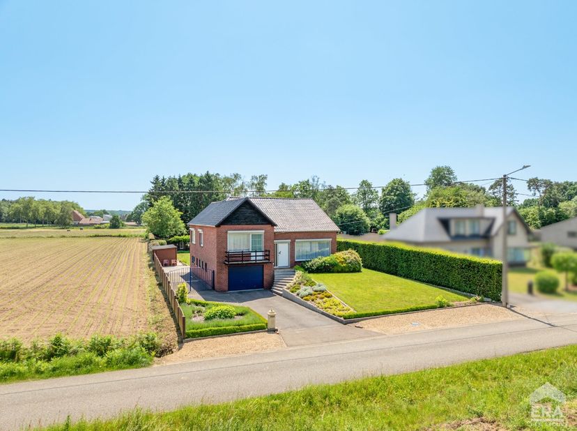 À vendre : maison ouverte à Lummen, située Hereheidestraat, entourée de terres agricoles et implantée sur un vaste terrain de 1700 m². Construite en 1