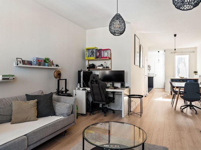 Ligging: Het appartement op Eugeen Joorsstraat 11, 3de verdieping, Antwerpen ligt in een rustige, aangename buurt met winkels, cafés en openbaar vervo